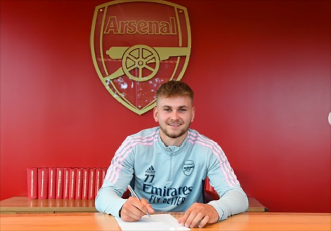 Wajah semringah Billy Vigar saat menandatangi kontrak pertamanya sebagai pemain profesional  Arsenal pada 2022/Foto: Instagram Billy Vigar 